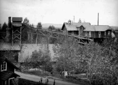 the foundry -- not easy to understand the cableway station here (right, sticking out, standing on stilts)
