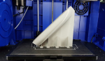 The new rowboat replacing the previous to high one was finished printing this afternoon. As you can see on the picture the proportions got quite different. Also added first cautious waves in the harbor. This is a plaster called 