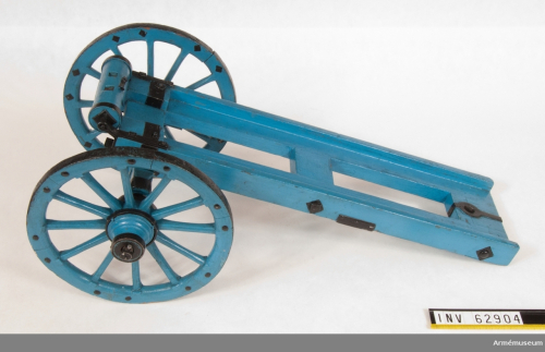 062904  -- 1/7 scale model of the Cart, also from Army museum