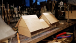 Got a bit further with the farm house this evening. Now I can´t do more until the roof has dried. The (thatched) roof is made of kitchen fan filters, cut to size and airbrushed a very pale yellowish colour.