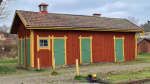 The advantage of modelling something which is somewhat close to your home, is that you can go there to take photos and measures. Yesterday I had a day of from work to visit the storage house (uthus) at Kvarnabo station to do just that. Kvarnabo station is