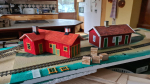 Put on the final touches today, including a black+brown wash on the roof and backside walls. The wash really blends things together nicely. It is still wet on the pictures but will be complete flat when dry. On to the next project, whatever that will be..