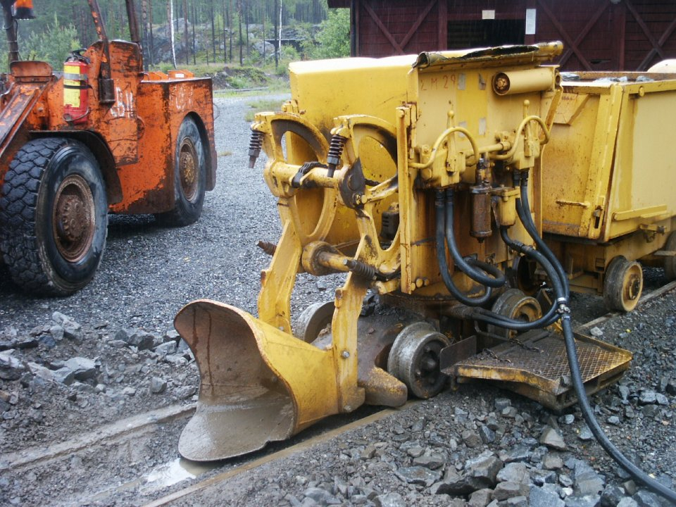 Pict9340 -- Here you see a bit of the bucket drive. It is driven by a chain in one direction and a spring in the other.