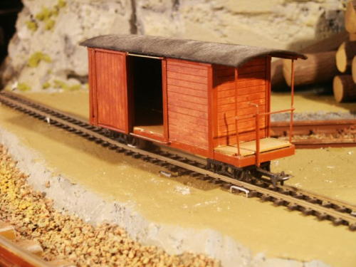 Pict6735 -- First Boxcar made in Sn2. More swedish-like design, with normal archbar bogies.